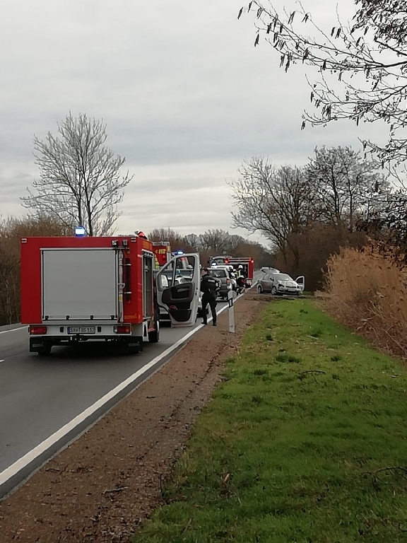 Verkehrsunfall mit eingeklemmter Person Verkehrsunfall mit eingeklemmter Person
