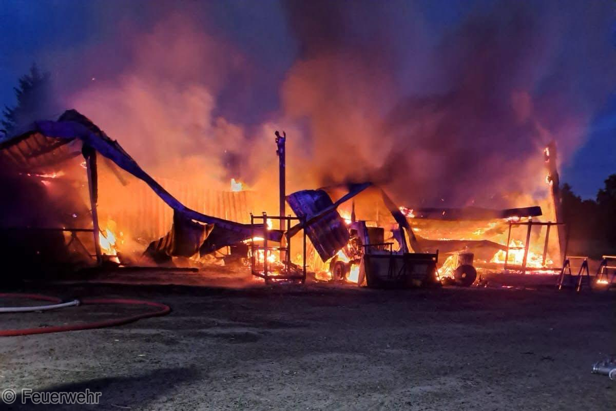 Einsatzfoto Brand B: brennender Unterstand