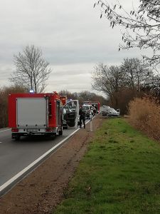 Verkehrsunfall mit eingeklemmter Person